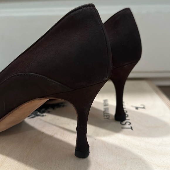 Manolo Blahnik Women's Pointed Toe Classic Pumps - Picture 4 of 6